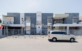 OYO 143 Dukuh Kupang Residence